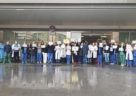 Concentración del personal de urgencias a las puertas del hospital Virgen de las Nieves.