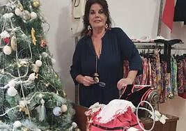 Iluminada Vargas muestra los trajes de pastorcillos que confecciona.