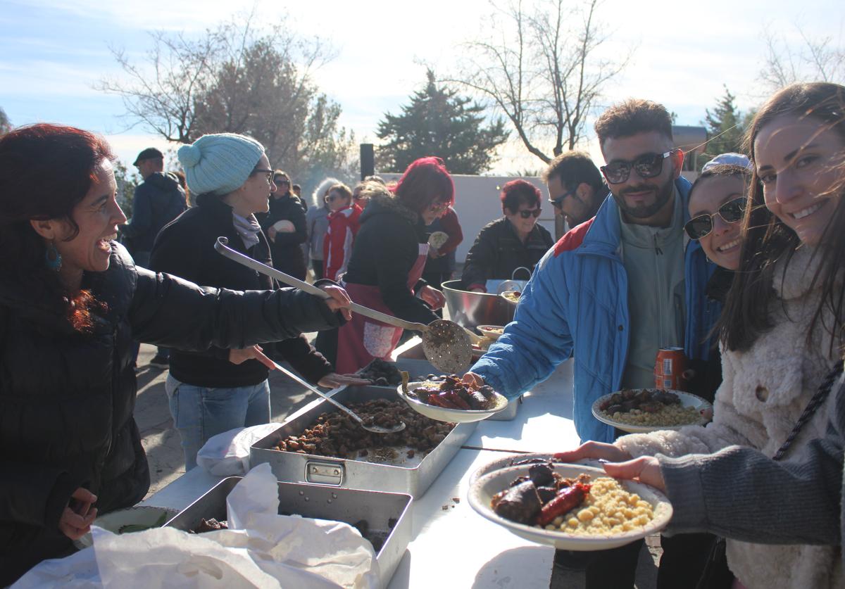 Velefiqueños disfrutan de buenos platos de migas con carne de cerdo en el municipio.