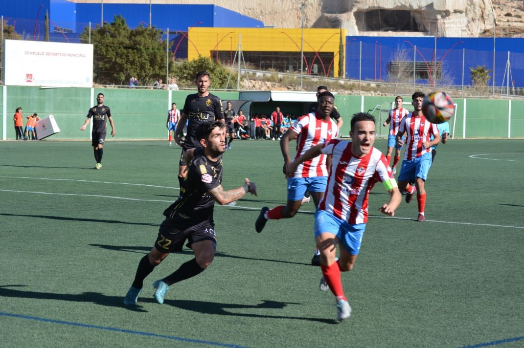 Óscar Lozano, autor del primer tanto del conjunto jienense, disputa el esférico.