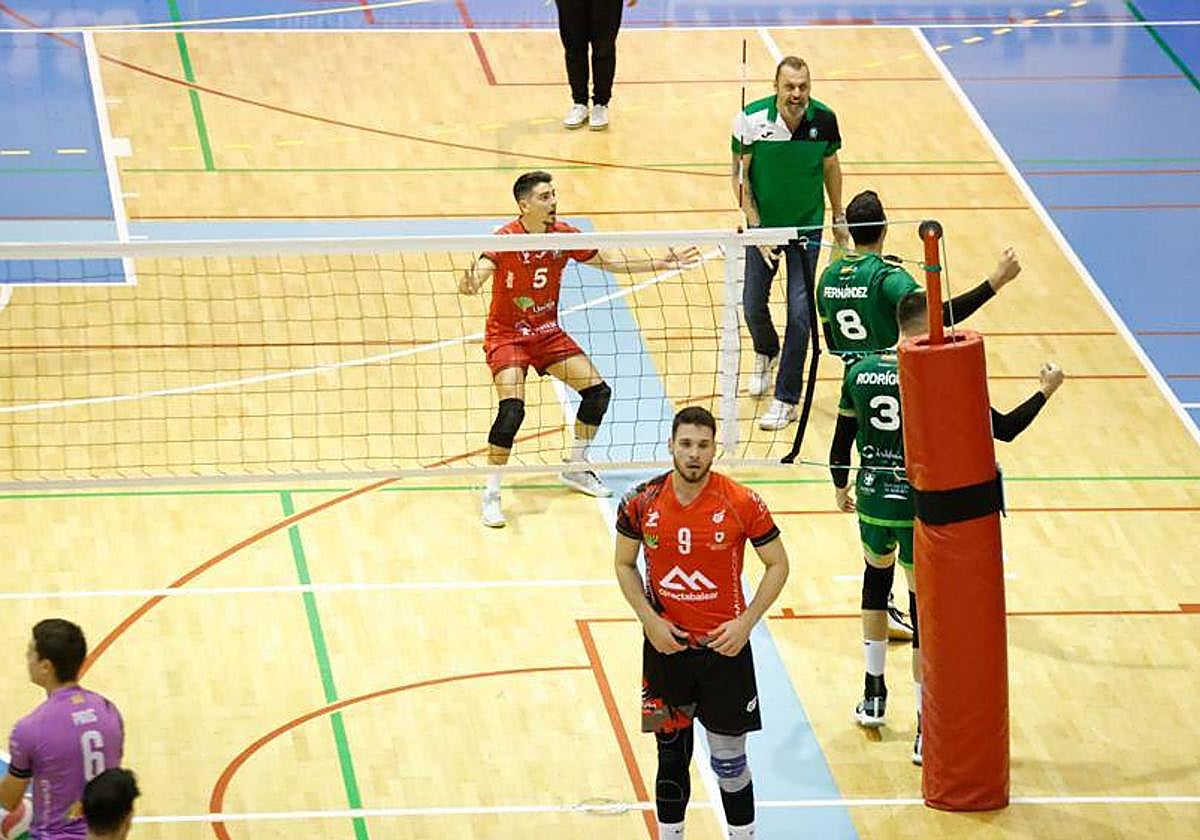 Romaní sufre la celebración de Jorge Fernández, entre excentrales, Carreño y Rodríguez.