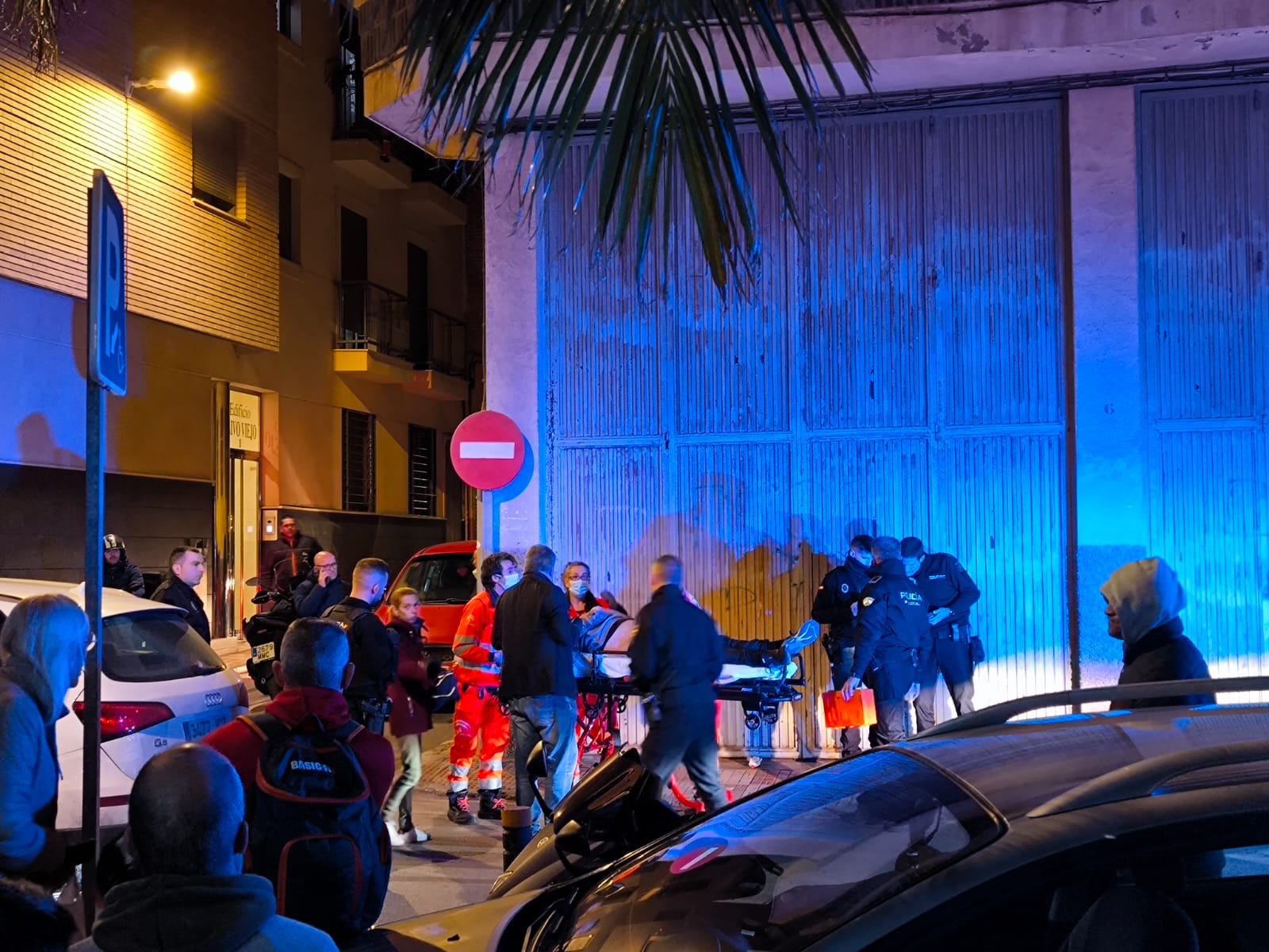 Sanitarios evacuan a la víctima del apuñalamiento.