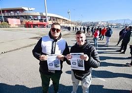 Pablo y Antonio posan con sus entradas ante la cola frente a las taquillas en Los Cármenes.