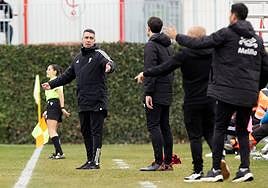 Milla protesta una jugada durante su último partido como entrenador del Recreativo, contra el Melilla.