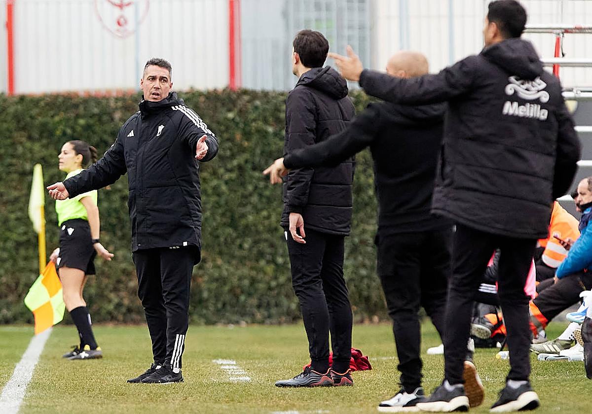Milla protesta una jugada durante su último partido como entrenador del Recreativo, contra el Melilla.