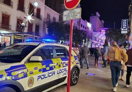 Vehículo de la Policía Local de Jaén en la calle Roldán y Marín.