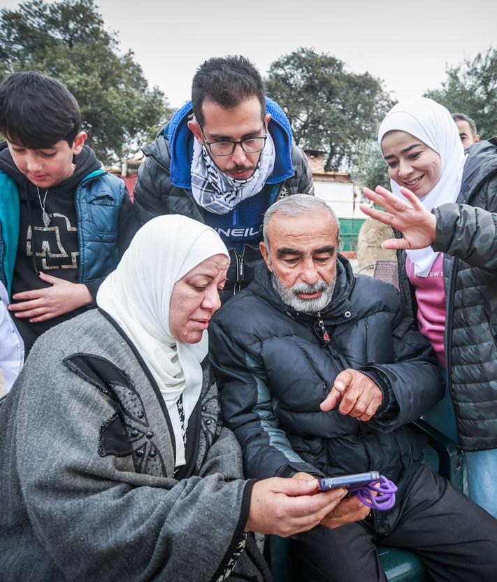 Imagen secundaria 2 - La familia palestina en su vivienda en el barrio de EL Fargue. Dooa con su marido y los hijos en una imagen reciente cedida por la familia. La familia conecta con el móvil con Doaa.