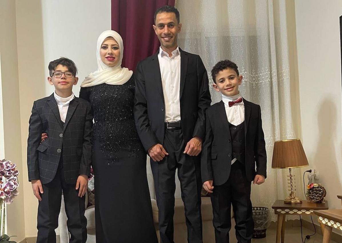 Imagen secundaria 1 - La familia palestina en su vivienda en el barrio de EL Fargue. Dooa con su marido y los hijos en una imagen reciente cedida por la familia. La familia conecta con el móvil con Doaa.