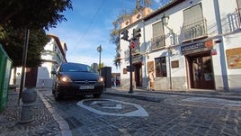 La pilona de entrada al Albaicín por Pagés, bajada durante el ajuste técnico.