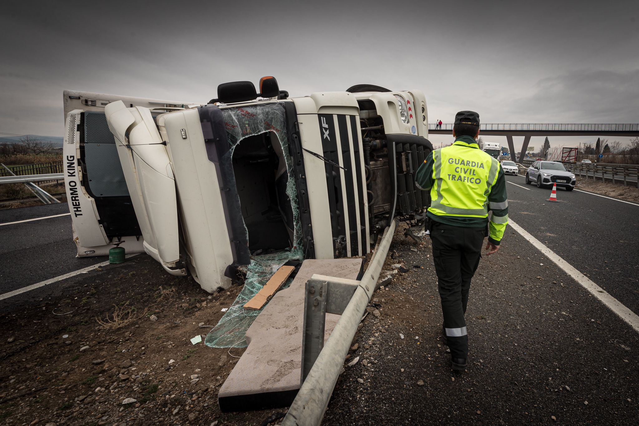Las imágenes del espectacular accidente de un camión en Granada