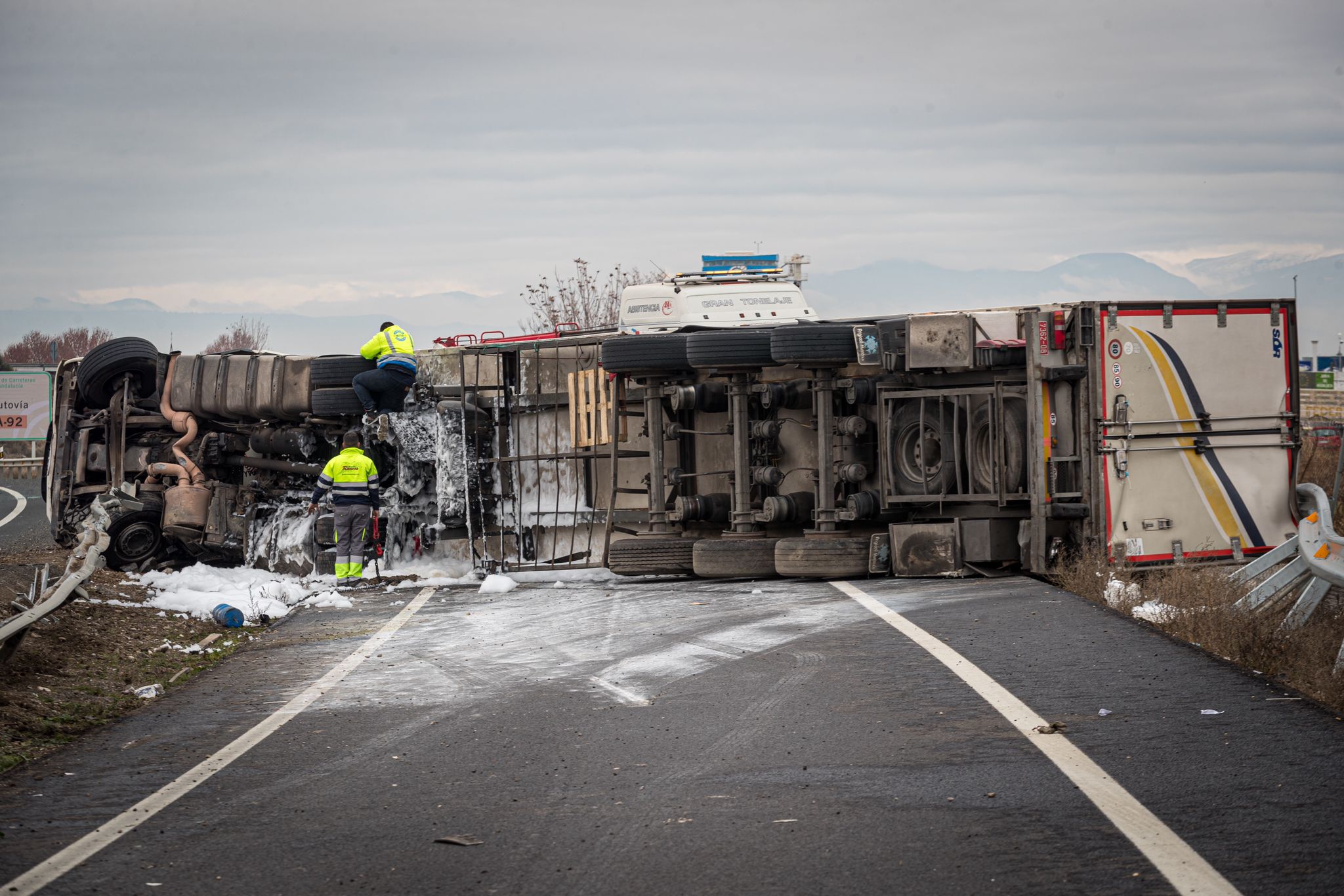 Las imágenes del espectacular accidente de un camión en Granada