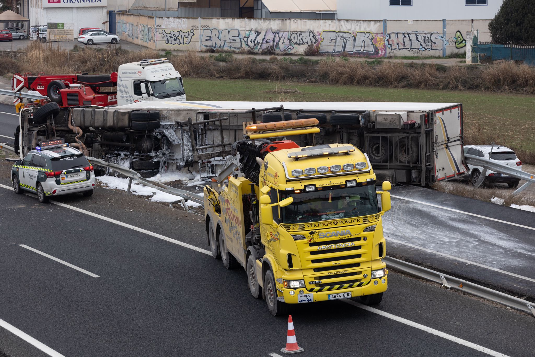 Las imágenes del espectacular accidente de un camión en Granada