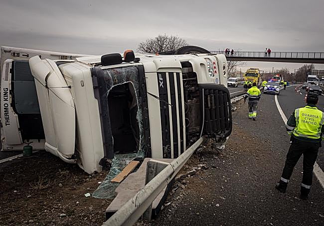 Las imágenes del espectacular accidente de un camión en Granada.