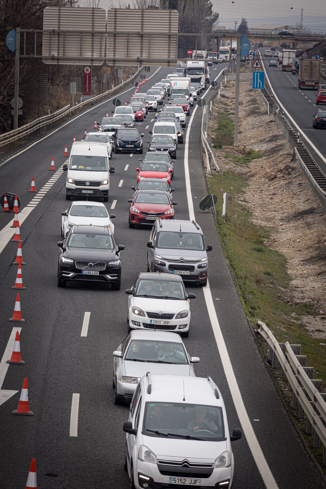 Las imágenes del espectacular accidente de un camión en Granada
