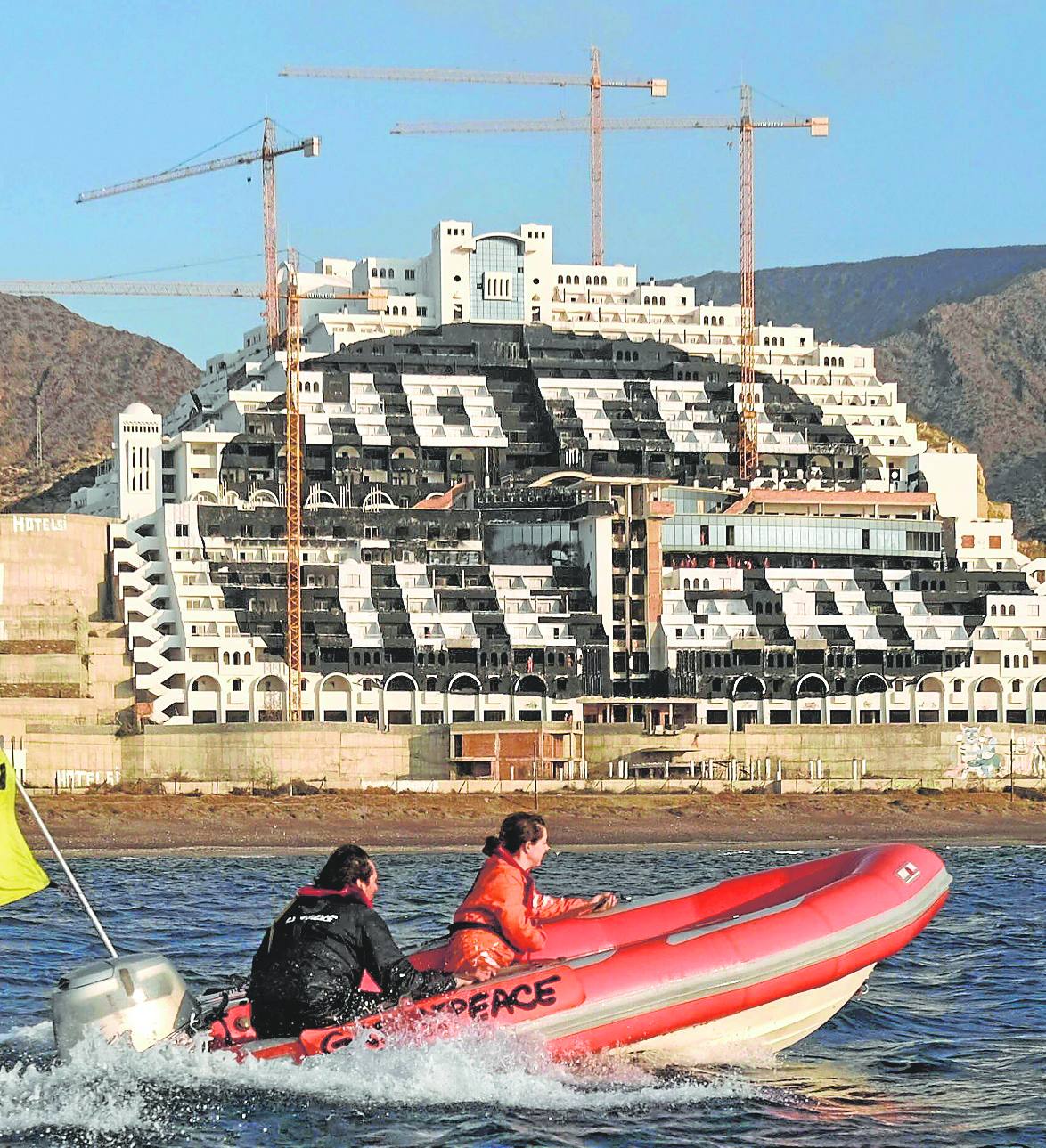 Cabalgata de firmas contra el nuevo Algarrobico