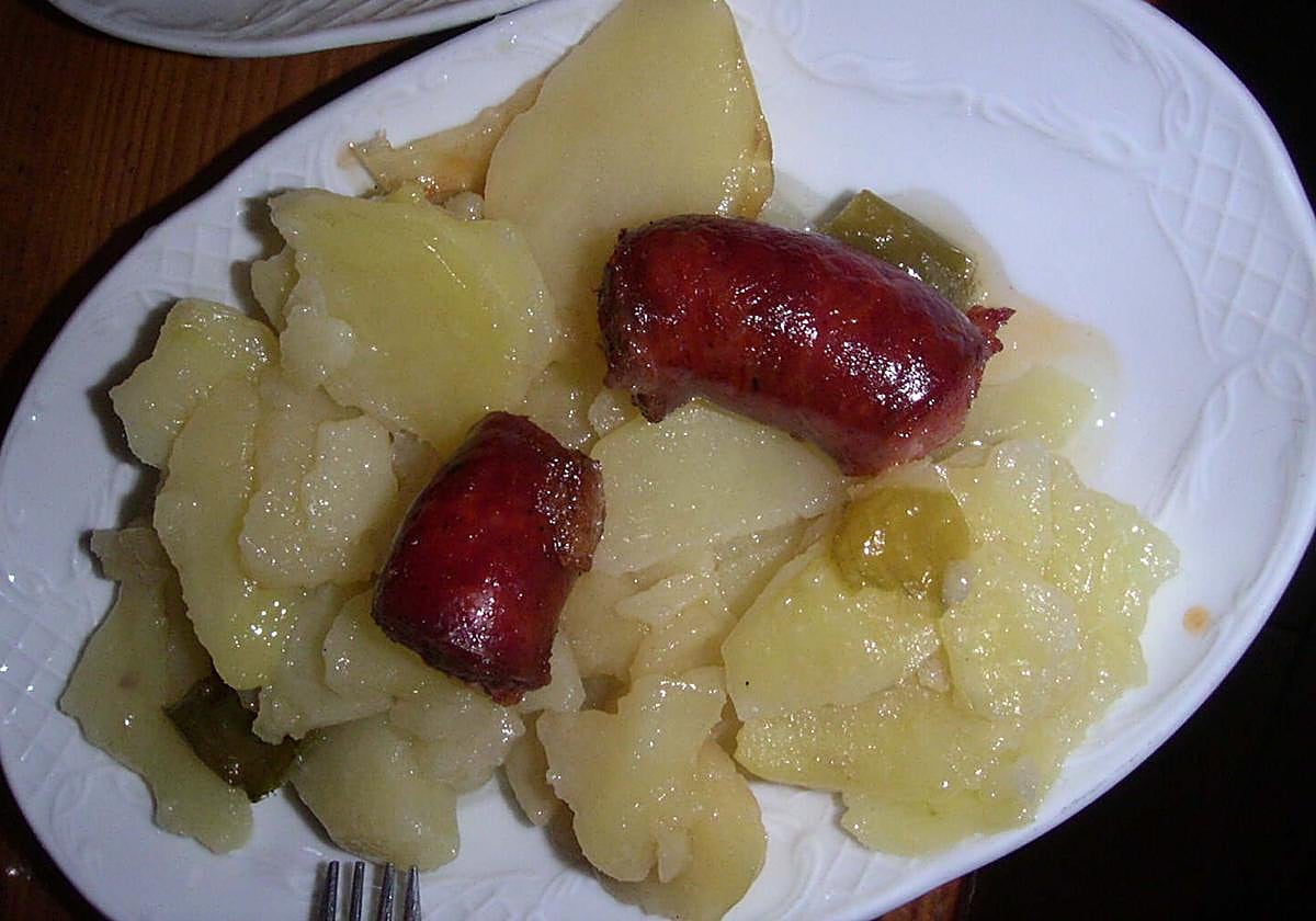 Plato de patas a lo pobre y chorizo.