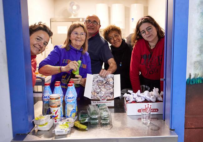 Responsables y voluntarios de Calor y café preparan un desayuno.