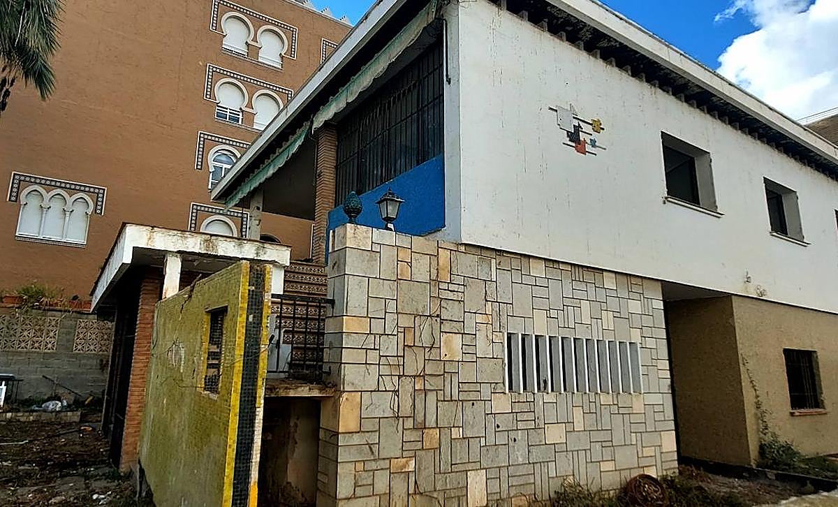 La sociedad del hotel Casablanca derriba una antigua villa en la calle Bikini de Almuñécar