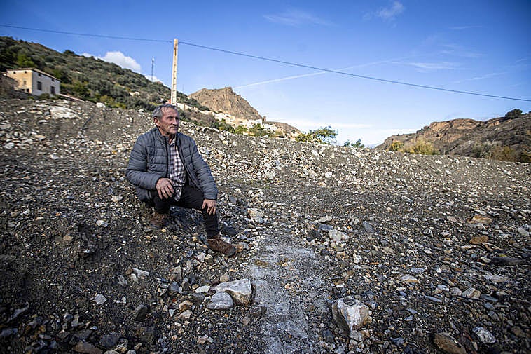 La finca de Felipe Gordo, agricultor de 67 años, es una parcela sin rendimiento donde solo ha resistido un árbol.