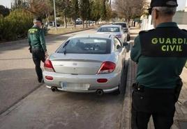Guardia Civil custodia el coche del secuestrador..