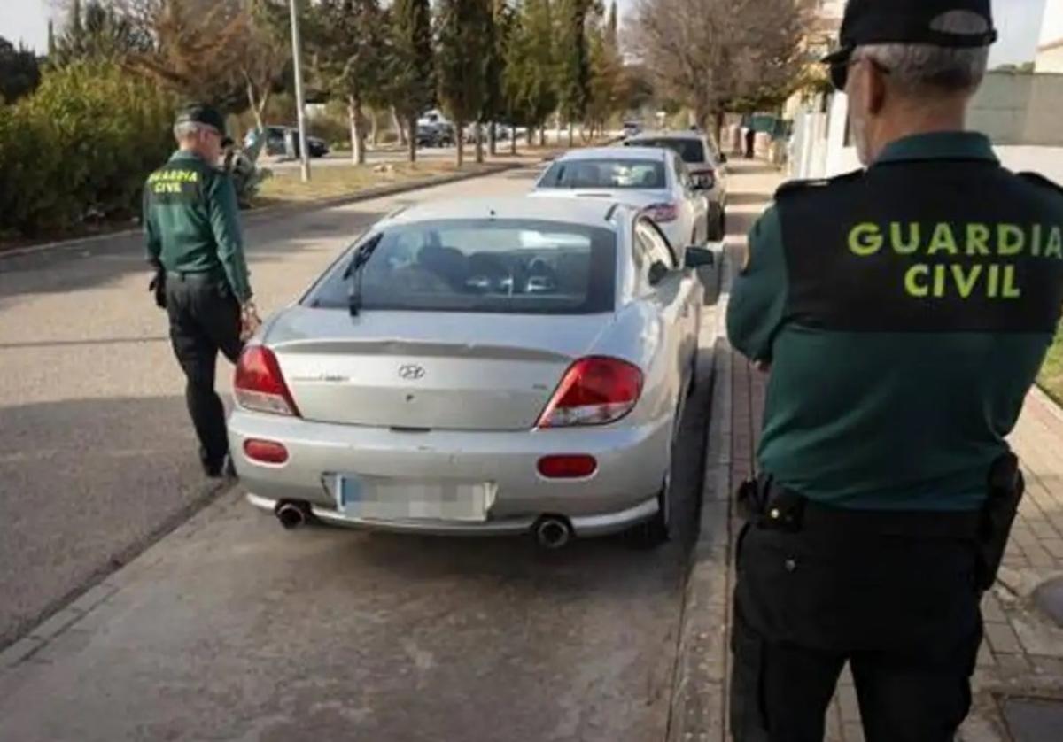 Guardia Civil custodia el coche del secuestrador..