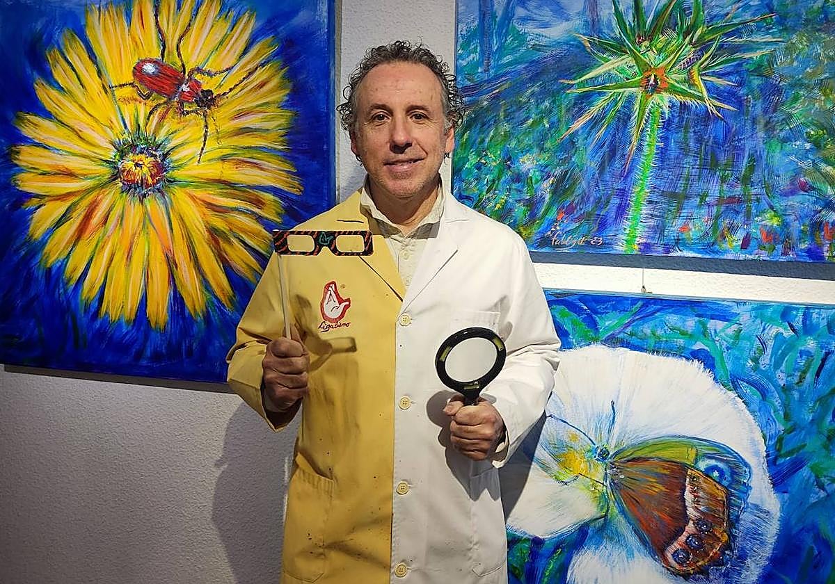 Ferboligali con tres de sus pinturas tridimensionales que exhibe en 'ZooFlowers 3D'.