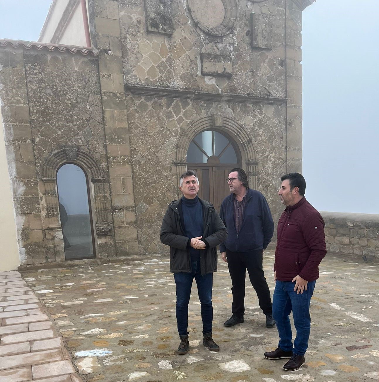 José Luis Agea y el alcalde Pedro López junto a la iglesia de Jabalquinto.