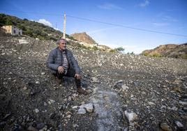 La finca de Felipe Gordo, agricultor de 67 años, es una parcela sin rendimiento donde solo ha resistido un árbol.