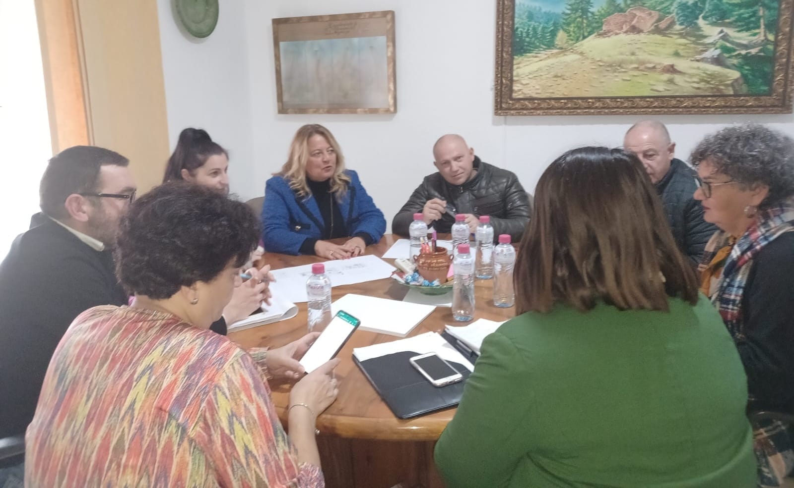 Reunión de Ángela Hidalgo con el alcalde y representantes municipales.