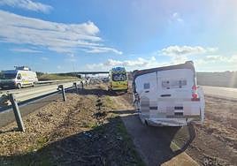 Vehículo volcado en la mediana.