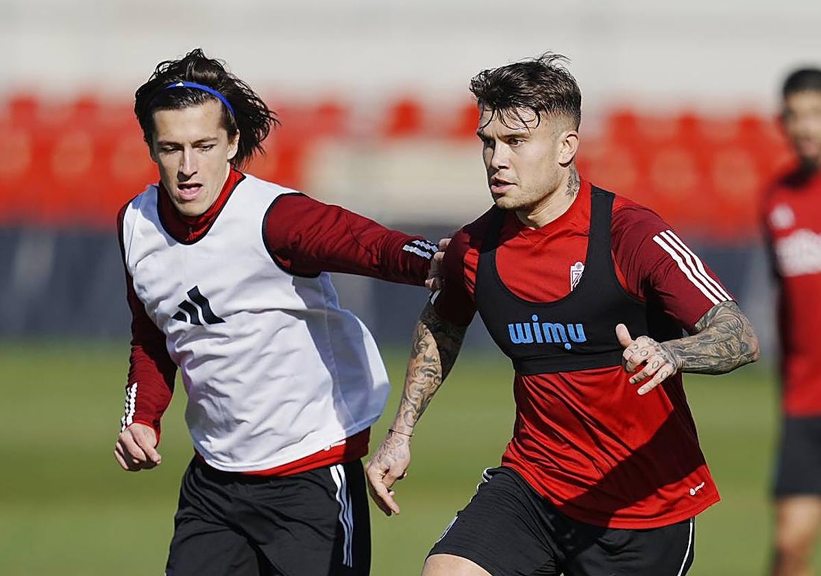 Álvaro Carreras y Kamil Piatkwoski, en el entrenamiento.