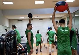 Los jugadores de Unicaja Costa de Almería se afanan en la Preparación física para ir a por la Copa.