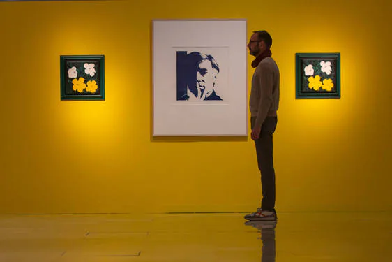 El autorretrato de Warhol es uno de los grandes reclamos de la exposición en el Centro Cultural CajaGranada.