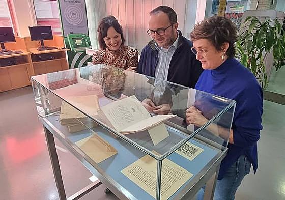 El delegado José Ayala contempla las dos ediciones del Índice de Libros Prohibidos de la Inquisición.