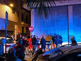 Los servicios sanitarios evacúan a la víctima.