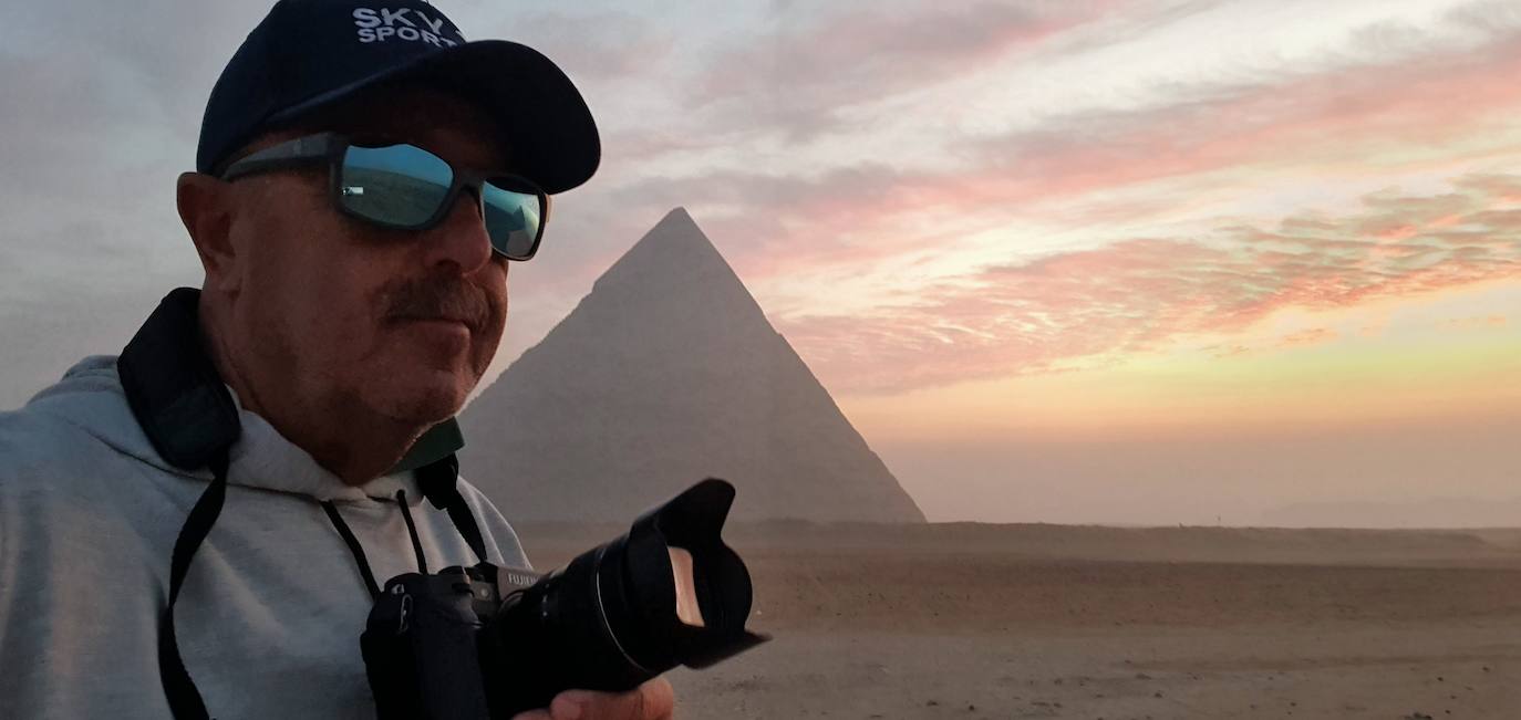 José Luis con su cámara en las pirámides.