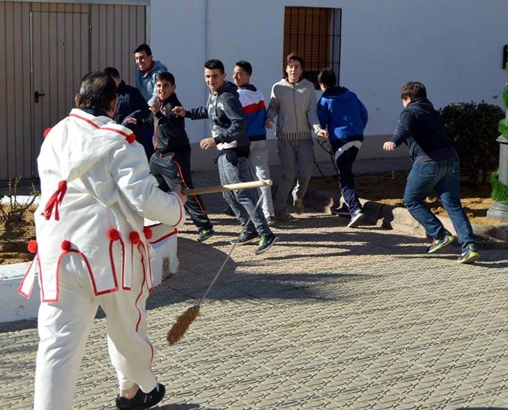 El pelotero tentando a niños y jóvenes.