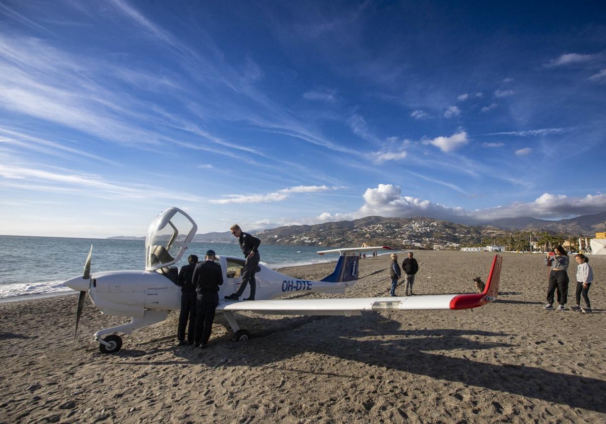 Las imágenes del aterrizaje de emergencia en una playa de Granada