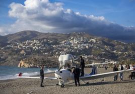 La avioneta que ha aterrizado en plena playa de Salobreña.