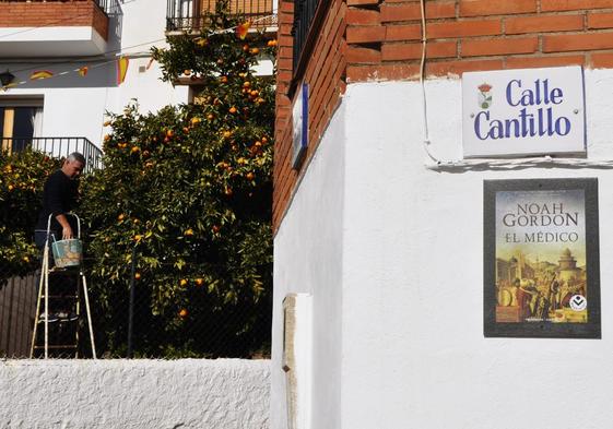 El pueblo de Granada que está inundando sus calles con portadas de libros.