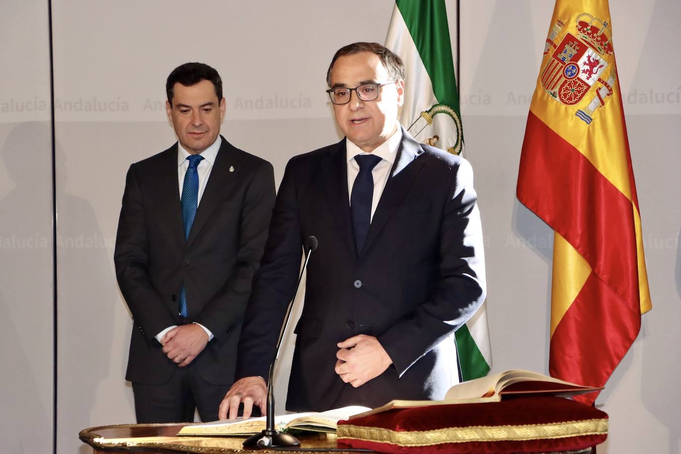 El Rector de la UAL, José Céspedes, toma posesión del cargo en presencia del presidente de la Junta.