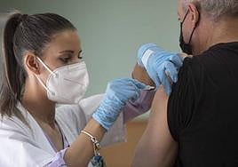 Un hombre se vacuna de la gripe