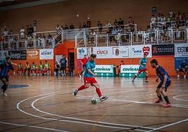 Un jugador del Sima Granada se dispone a lanzar.
