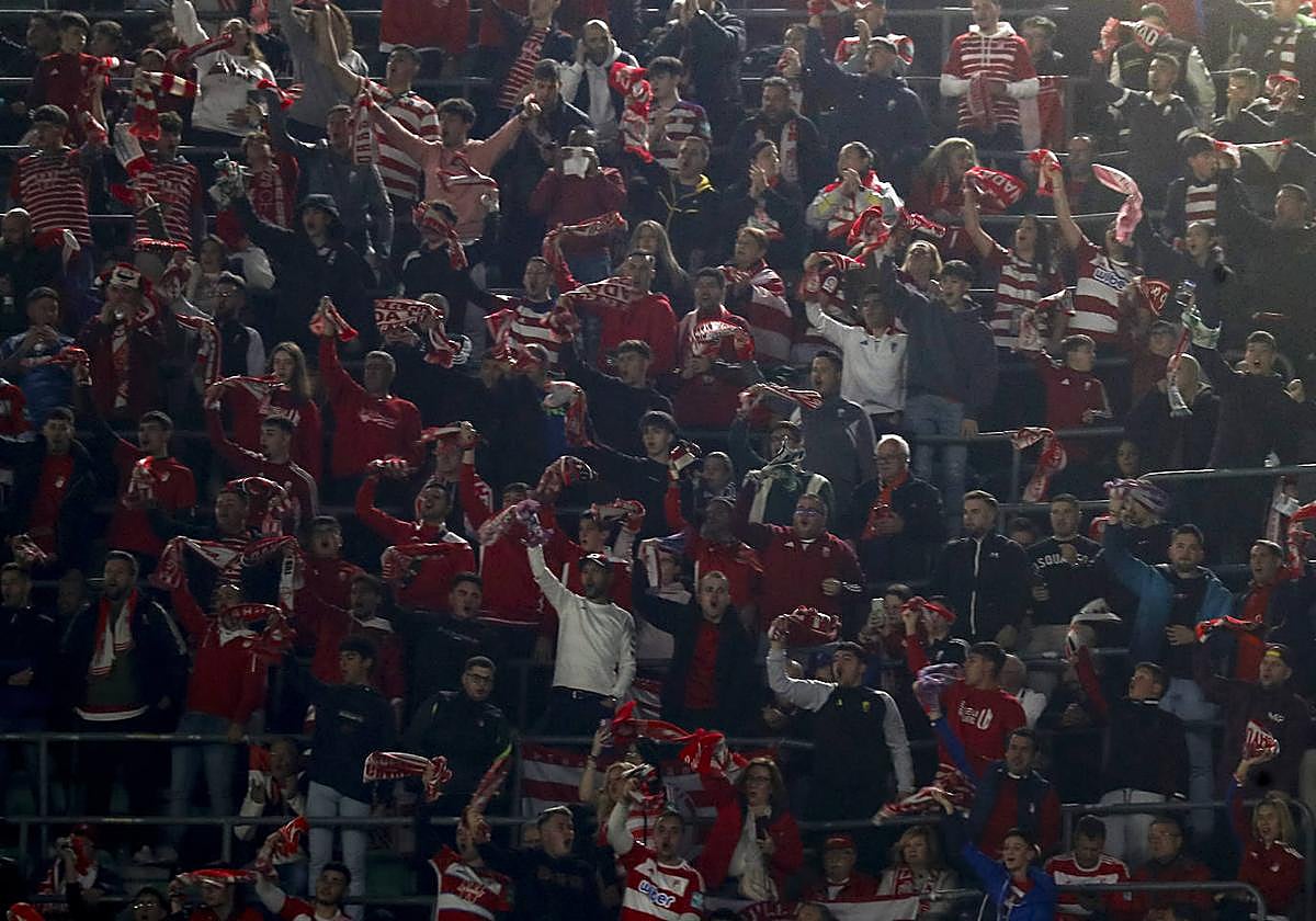 Aficionados del Granada, en la esquina del Benito Villamarín en la que se colocaron.
