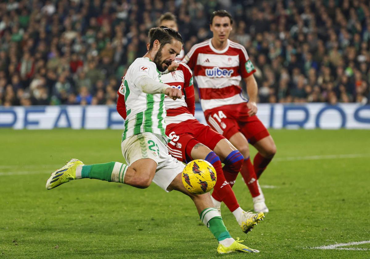 Isco, en el lanzamiento que supuso el gol del Betis contra el Granada.