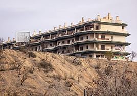 Uno de los bloques de la urbanización, víctima de los okupas, el paso del tiempo y el vandalismo.