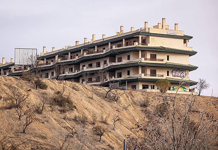 Uno de los bloques de la urbanización, víctima de los okupas, el paso del tiempo y el vandalismo.