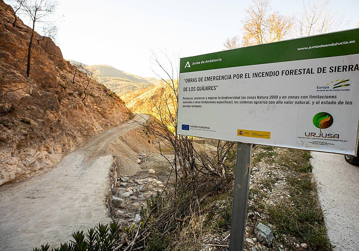Cartel que indica las obras de emergencia realizadas por el incendio de Los Guájares, que comenzó en septiembre de 2022 y duró casi un mes.