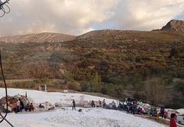 Momento de rodaje de 'La sociedad de la nieve' en Güéjar Sierra.