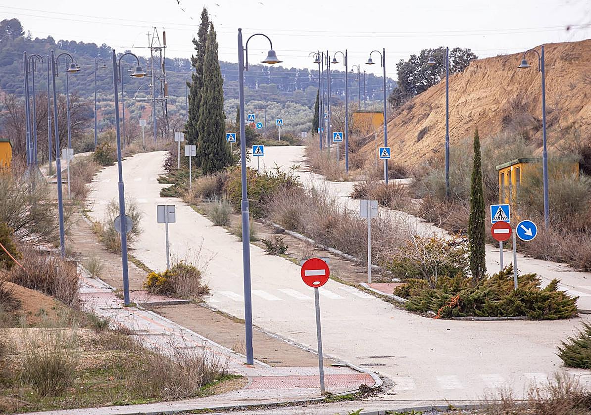 Imagen principal - Imágenes de los bloques y las calles en la urbanización. 